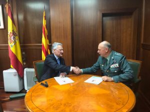 Lee más sobre el artículo España Salud y la Guardia Civil de Cataluña firman el convenio de cesión al Cuerpo de tres desfibriladores portátiles de última generación