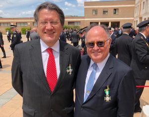 Lee más sobre el artículo Los doctores Rafael Barraquer y Enrique Ferrer reciben la Cruz de la Orden de Mérito con distintivo blanco de la Guardia Civil